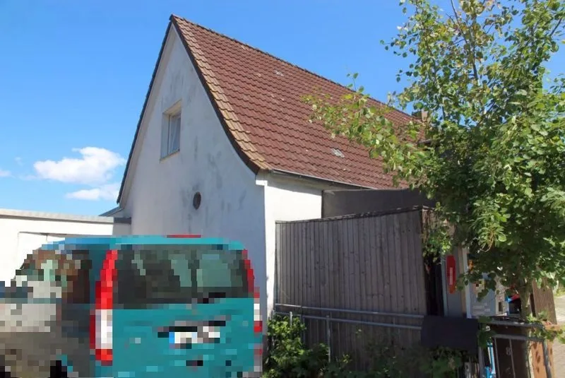 Einfamiliendoppelhaushälfte mit Laden, Garage und Nebengebäuden in Lübeck — Bild 3