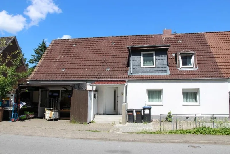 Einfamiliendoppelhaushälfte mit Laden, Garage und Nebengebäuden in Lübeck — Bild 2