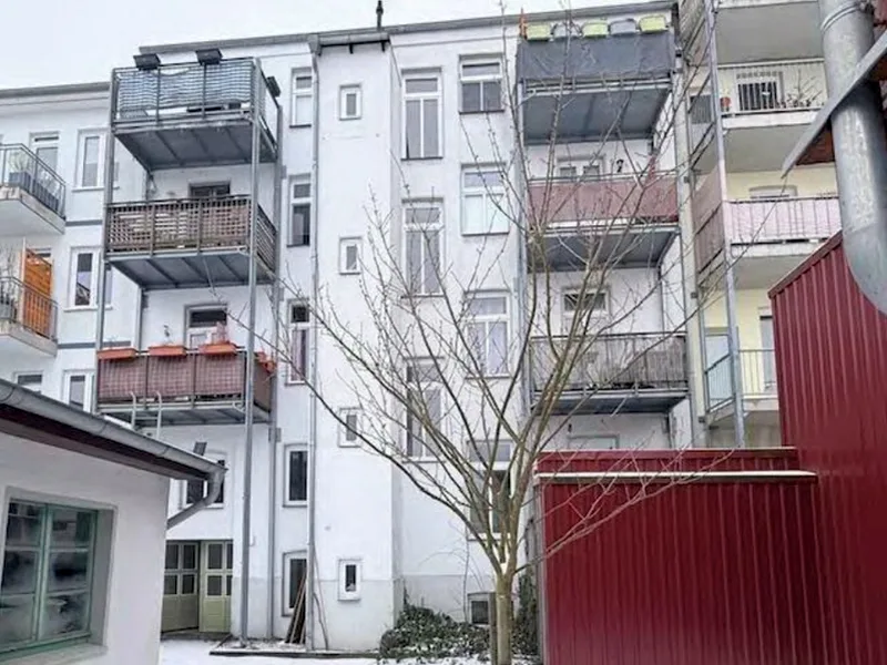 Mehrfamilienhaus mit 2 Nebengebäuden in Schwerin