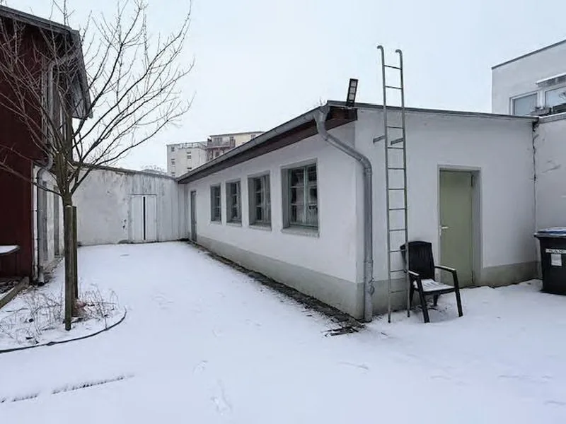 Mehrfamilienhaus mit 2 Nebengebäuden in Schwerin — Bild 2