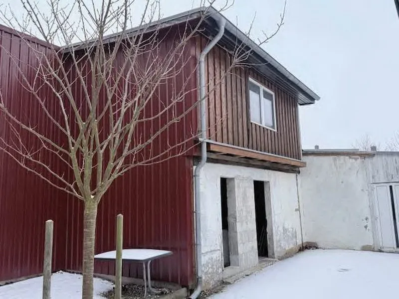 Mehrfamilienhaus mit 2 Nebengebäuden in Schwerin — Bild 3