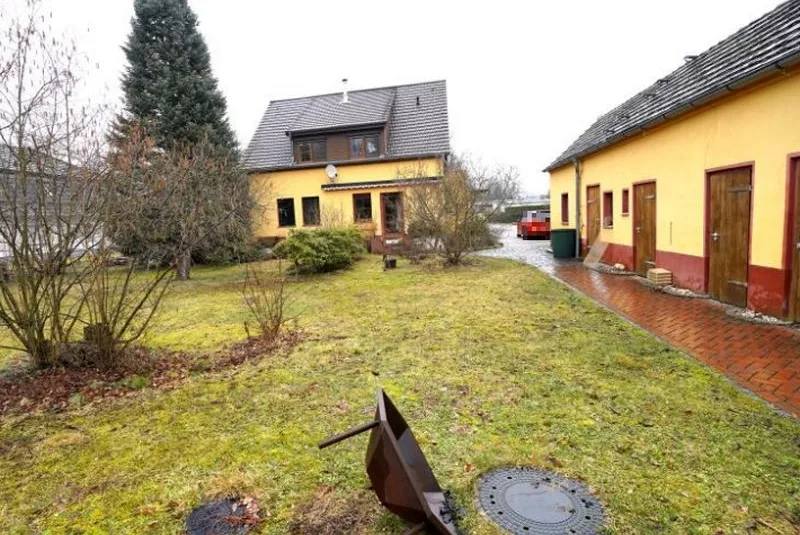 Einfamilienhaus mit Wirtschaftsgebäude in Spremberg — Bild 3