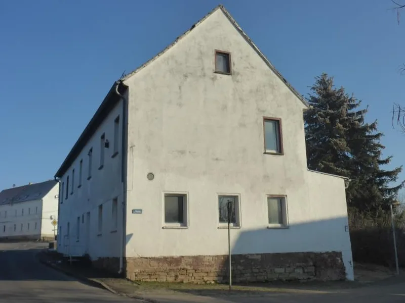 Zweifamilienhaus mit Nebengebäuden in Zeitz OT Wildenborn — Bild 2
