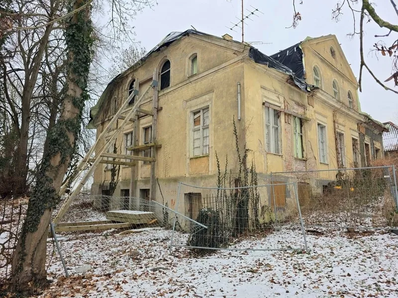 Denkmalgeschützte, ehemalige Villa und Ruinen mehrerer Nebengebäude in Demmin — Bild 2