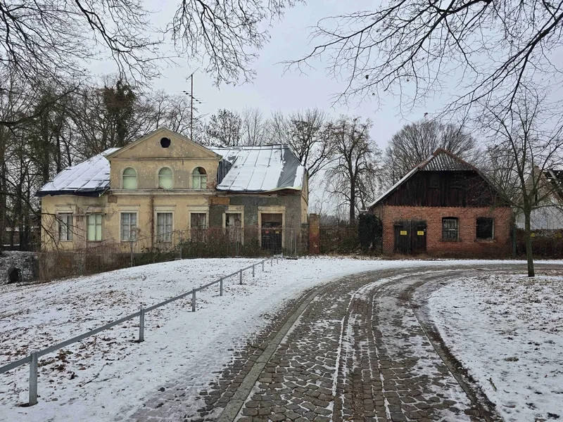 Denkmalgeschützte, ehemalige Villa und Ruinen mehrerer Nebengebäude in Demmin — Bild 3