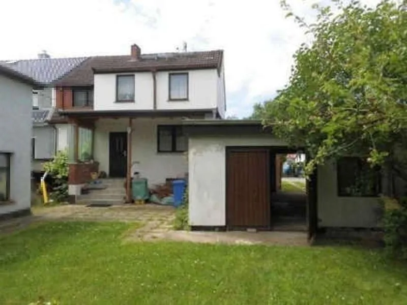Doppelhaushälfte mit Garage und baulichen Nebenanlagen in Rostock