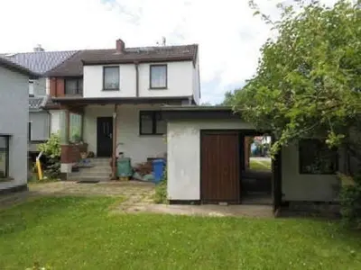 Doppelhaushälfte mit Garage und baulichen Nebenanlagen in Rostock