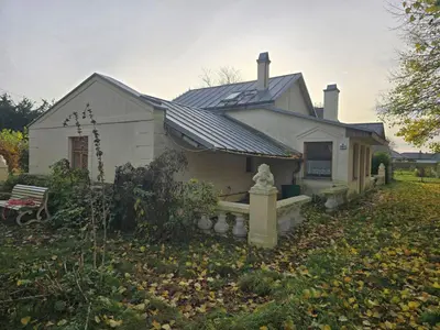 Einfamilienwohnhaus (denkmalgeschützte ehem. Orangerie) und Nebengebäude in Klausdorf