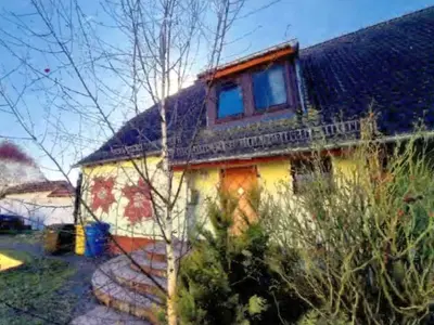 Doppelhaushälfte mit Doppelgarage, Gewächshaus und Schuppen in Altenpleen