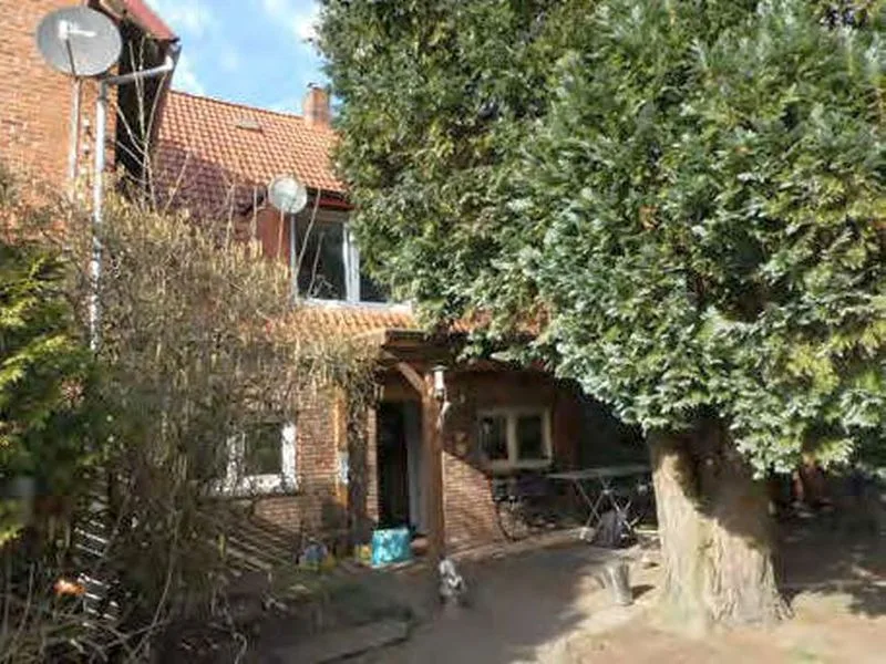 Wohnhaus, Werkstattgebäude, 2 Garagen und Zuwegung in Quickborn — Bild 2
