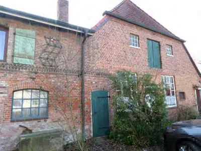 Wohnhaus, Werkstattgebäude, 2 Garagen und Zuwegung