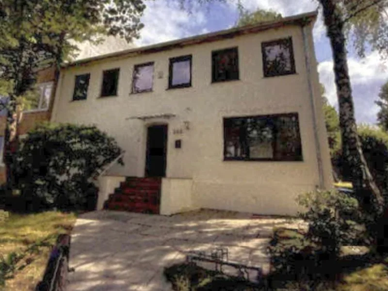 Bürogebäude, 3 Lagergebäude und 19 Garagen in Hamburg — Bild 2