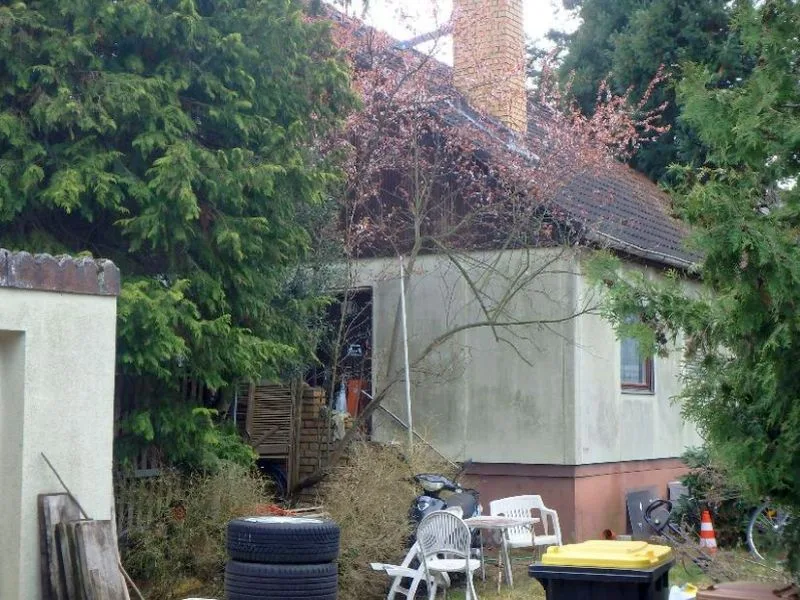 Einfamilienhaus mit massiver Garage in Berlin