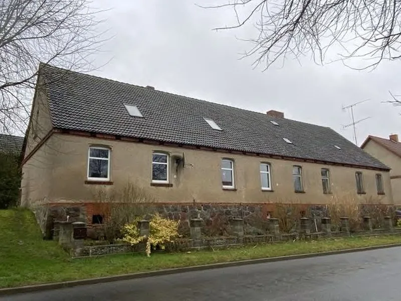Mehrfamilienwohnhaus mit Nebengebäuden in Casekow OT Woltersdorf — Bild 2