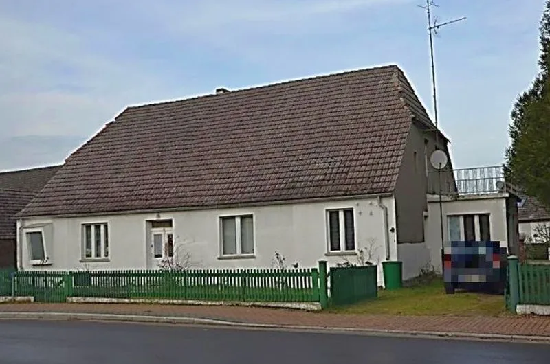 Einfamilienhaus mit Nebengebäude und Landwirtschafts-/Waldfläche in Dreetz