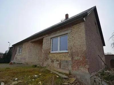 Einfamilienhaus und Nebengebäude in Dreetz