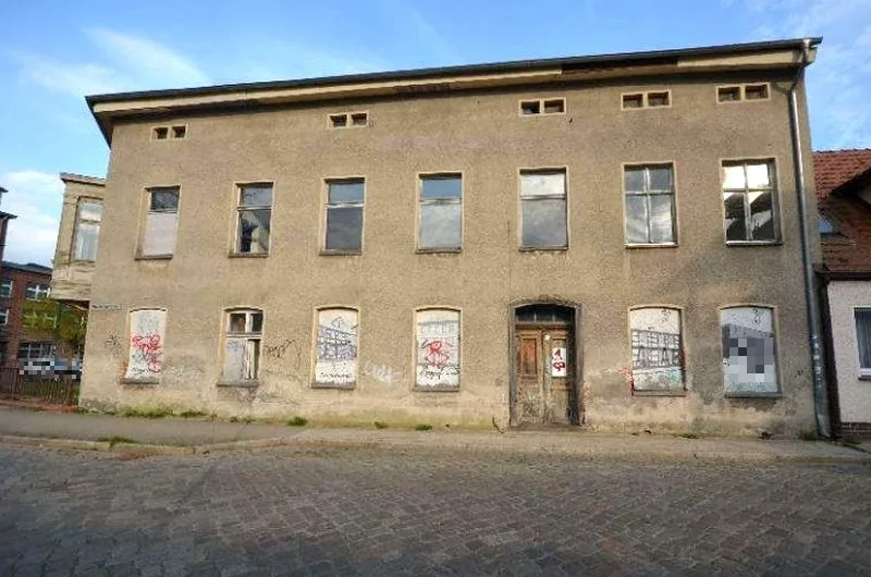 Wohn-/Geschäfts- und Nebengebäude (teilweise eingestürzt) in Pritzwalk