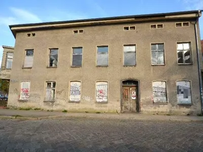 Wohn-/Geschäfts- und Nebengebäude (teilweise eingestürzt) in Pritzwalk