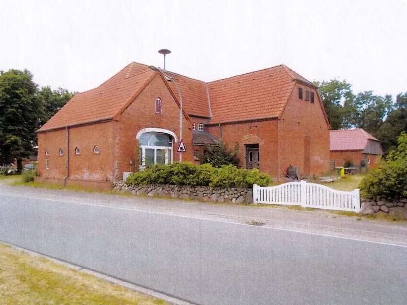 Wohnhaus mit Nebenflächen und Nebengebäude in Uphusum — Bild 2
