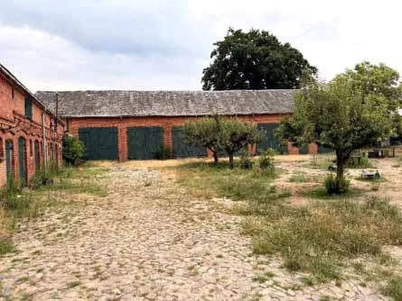 Zwei Einfamilienhäuser mit landwirtschaftlichen Betriebs-/Nebengebäuden in Groß Pankow OT Gulow — Bild 3