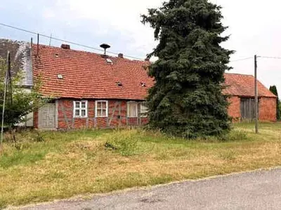Zwei Einfamilienhäuser mit landwirtschaftlichen Betriebs-/Nebengebäuden in Groß Pankow OT Gulow