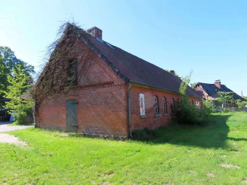 Bebautes Grundstück (Einfamilienhaus, Stall, denkmalgeschützter Speicher) in Hanstedt OT Allenbostel — Bild 2