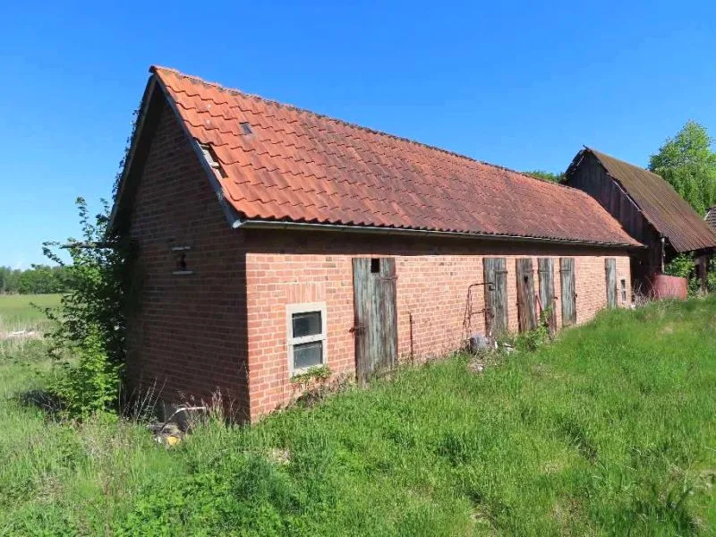 Bebautes Grundstück (Einfamilienhaus, Stall, denkmalgeschützter Speicher) in Hanstedt OT Allenbostel — Bild 3