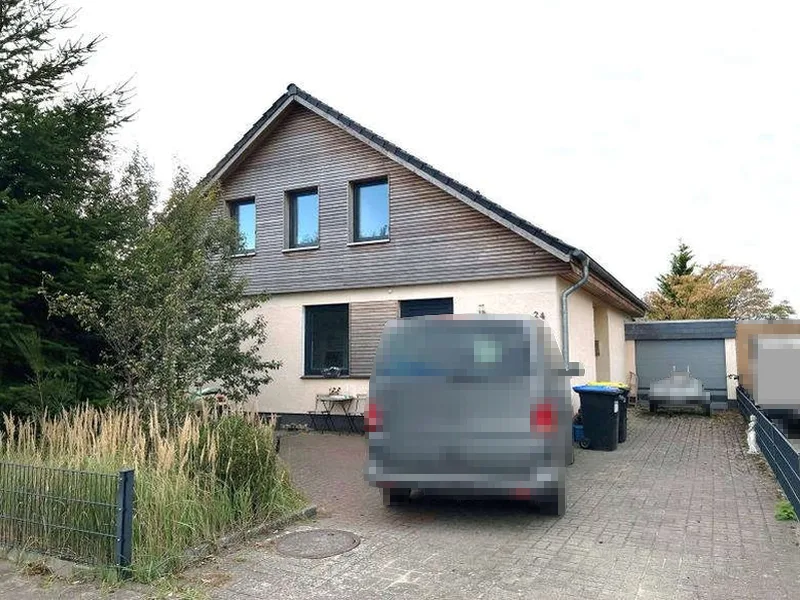 Wohnhaus und Garage in Wrestedt