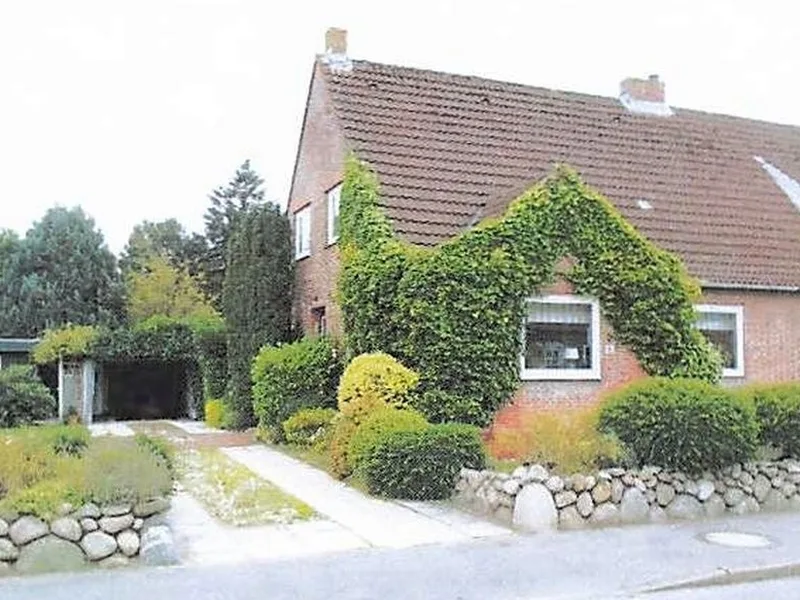 Reihenendhaus mit Garagengebäude und Holzschuppen in Niebüll — Bild 2