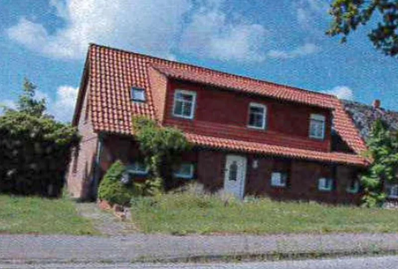 Einfamilienhaus (Doppelhaushälfte) und unbebautes Grundstück in Karstädt
