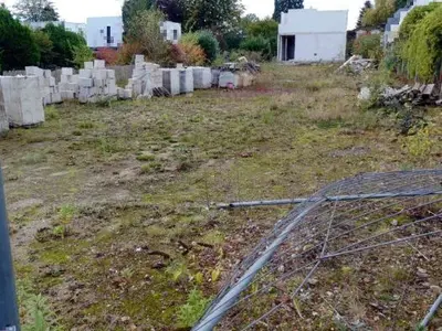 Grundstück mit unfertigen Gebäuden