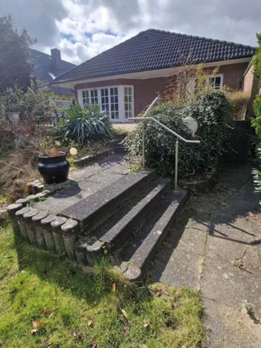 Freistehendes Einfamilienhaus mit Kellergarage in Hamburg — Bild 3