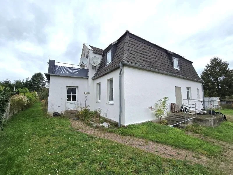 Mehrfamilienhaus mit Nebengebäuden in Laage OT Liessow — Bild 2