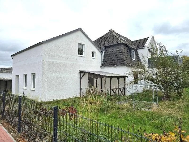 Mehrfamilienhaus mit Nebengebäuden in Laage OT Liessow — Bild 3