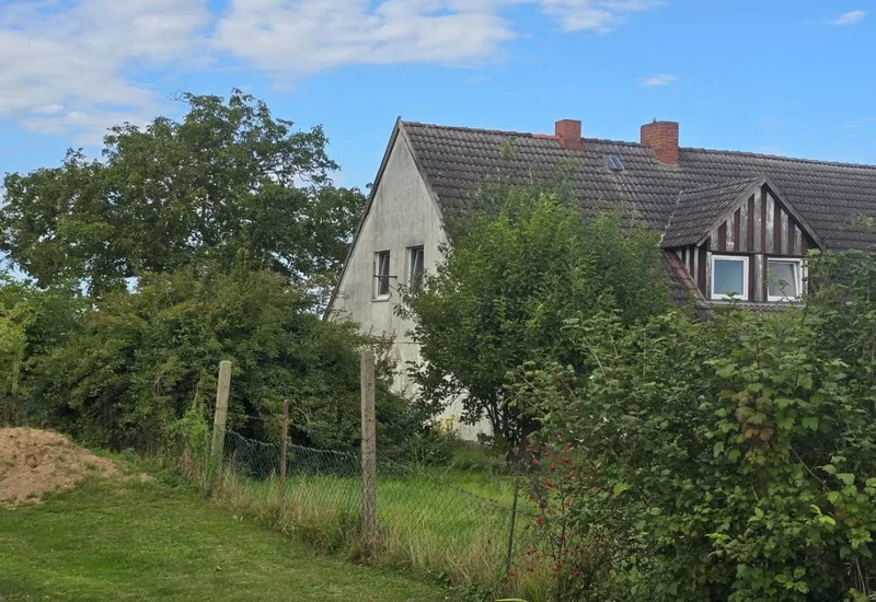 Einfamilienwohnhaus (ehem. Bauernhaus mit Stallteil und Heuboden) in Laage OT Drölitz