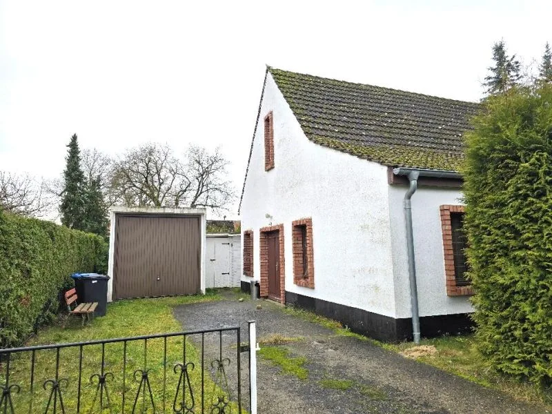 Trauerhalle mit Nebengebäuden in Lüssow