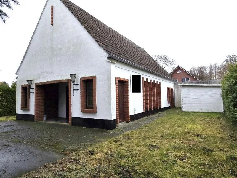 Trauerhalle mit Nebengebäuden in Lüssow — Bild 2