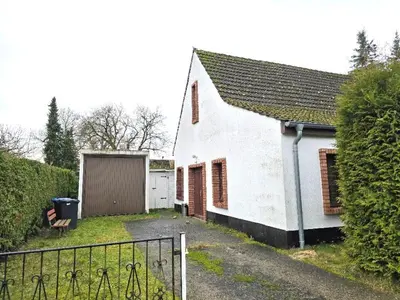 Trauerhalle mit Nebengebäuden in Lüssow