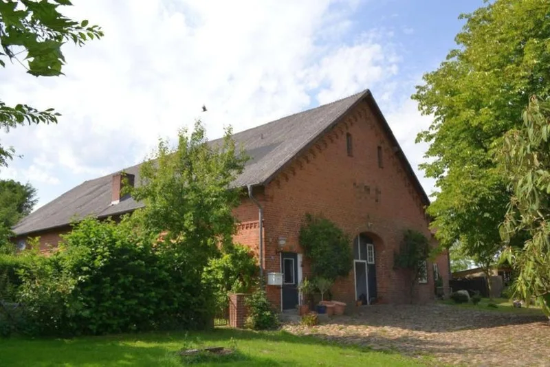 Wohn-/Wirtschaftsgebäude und Landwirtschaftsfläche in Panker OT Darry