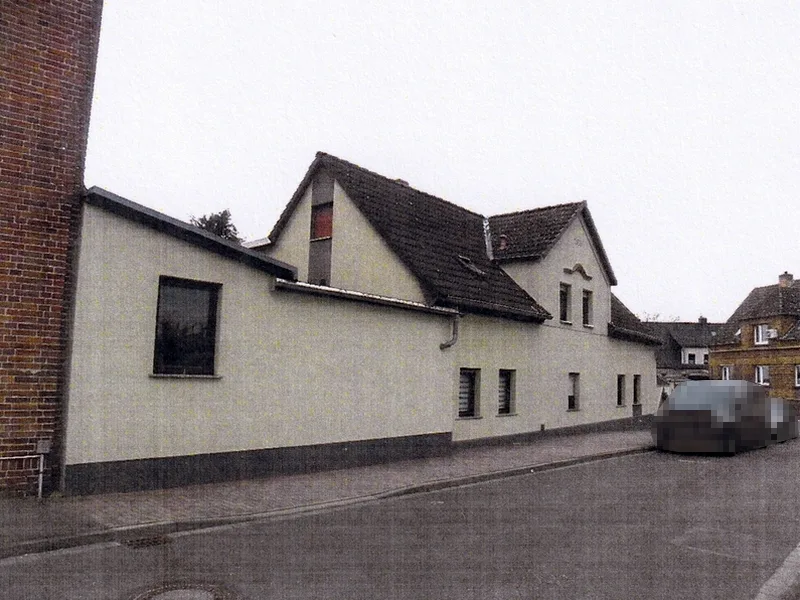 Wohnhaus mit Anbauten und baulichen Außen-/Nebenanlagen in Muldestausee OT Pouch — Bild 2