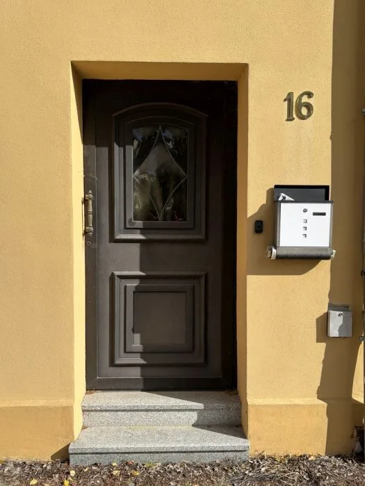 Reihenwohnhaus mit Garage und Nebengebäude in Zörbig — Bild 2