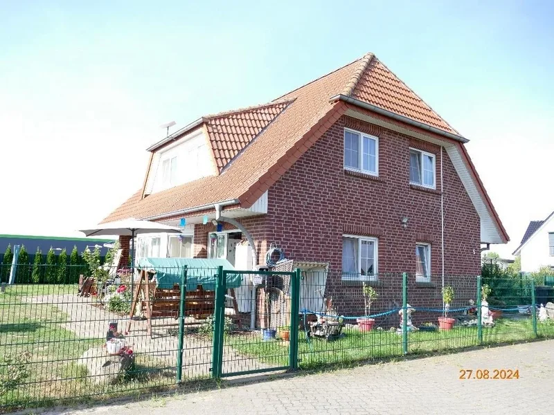 Einfamilienhaus und Baufläche in Hohenwarsleben