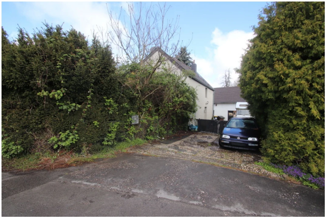 Einfamilienhaus, mit vermutlich einem ehemaligen Scheunengebäude in Mönchengladbach — Bild 2