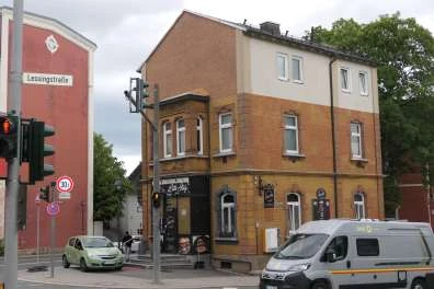 Wohn- und Geschäftshaus 8mit Gastronomie), viergeschossig in Hof