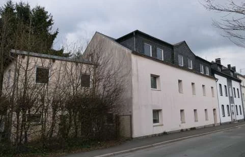 Grundstück mit Mehrfamilienwohnhaus, Wohnhausanbau und drei Fertiggaragen in Hof