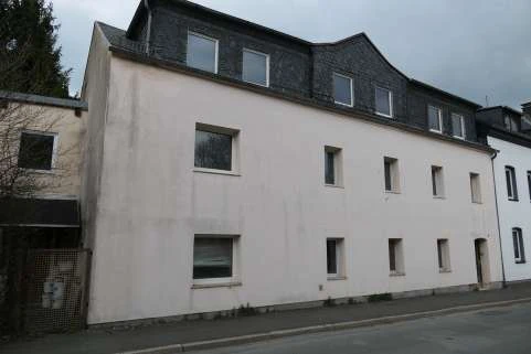 Grundstück mit Mehrfamilienwohnhaus, Wohnhausanbau und drei Fertiggaragen in Hof — Bild 2