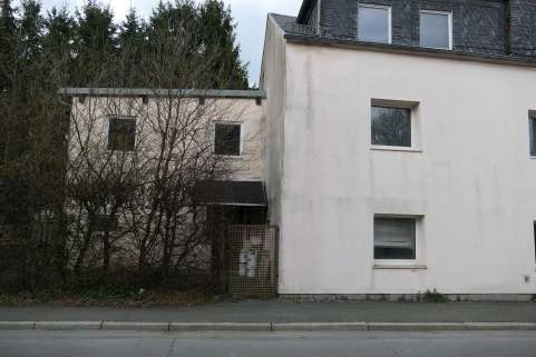 Grundstück mit Mehrfamilienwohnhaus, Wohnhausanbau und drei Fertiggaragen in Hof — Bild 3
