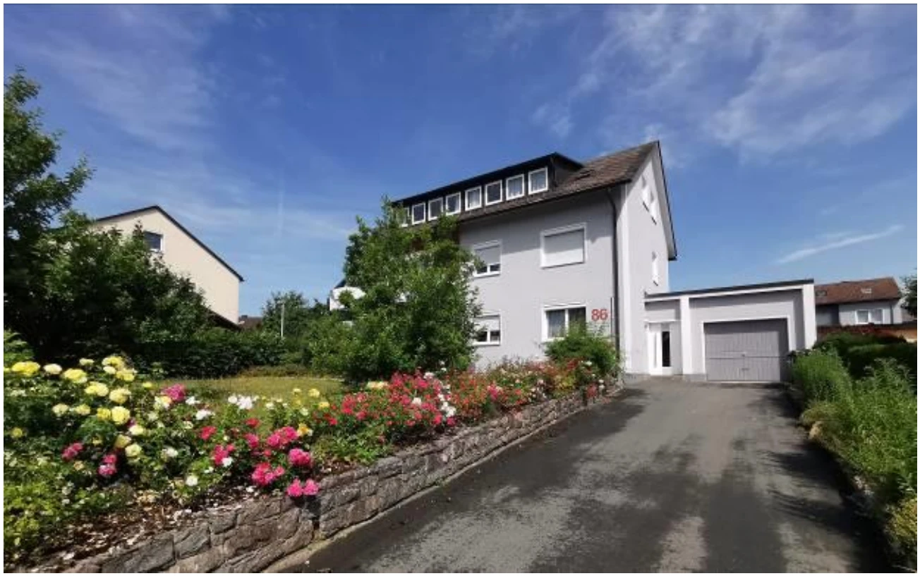 Mehrfamilienhaus mit Massivgarage und Fertiggarage in Hof