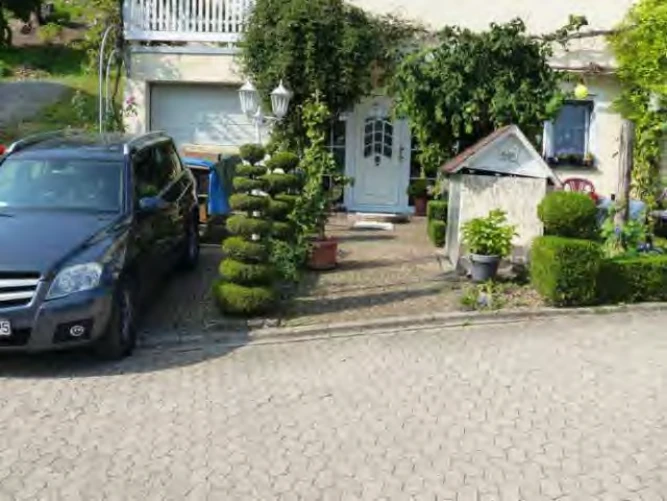 mit einem Zweifamilienhaus bebautes Grundstück sowie die mit einem ehemaligen Wohnhaus und einsturzgefährdeten Scheunenbauten bebauten Grundstücke in Kobern-Gondorf — Bild 3