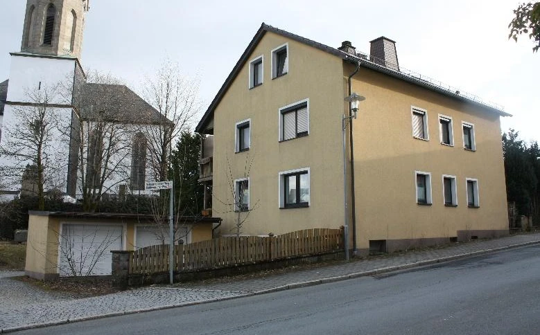 Zweifamilienwohnhaus mit Windfang, Doppelgarage in Schwarzenbach am Wald